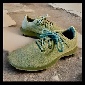 Woman’s Allbirds green Merino wool runners lace up sneaker shoes Size 10/40.5
